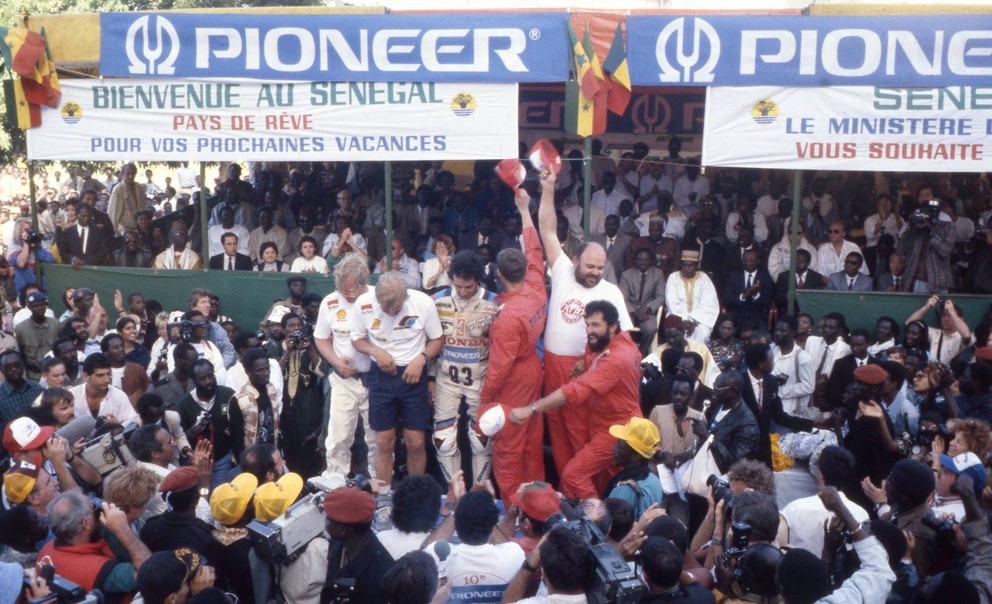 Rok 1988 a prvý triumf pre Karla Lopraisa, na stupňoch víťazov stojaceho ako druhého sprava.