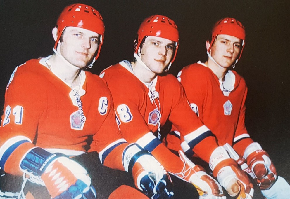 Marián, Peter a Anton Šťastní v drese Slovana Bratislava.