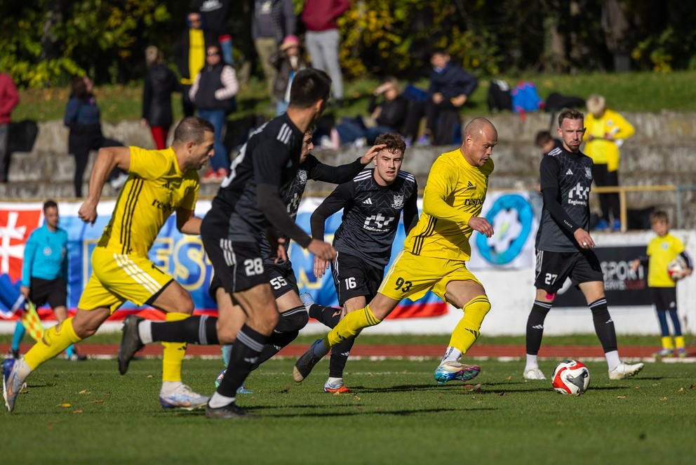 Zo zápasu Piešťany – Boleráz (1:2) hostia v modrom Tomáš Hlavna (28), Adam Konečný (55), Jakub Krchnár (16) a Peter Kozák (27).