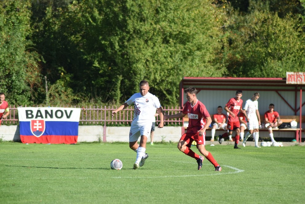 Hrajúci tréner Miloš Fehervári (s loptou) vo víťaznom stretnutí v Komjaticiach.