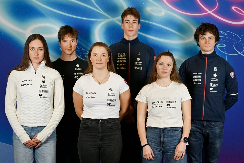 Slovenskí reprezentanti v behu na lyžiach: zľava Tereza Bukasová, Martin Borsík, Mária Danielová, Jelisej Kuzmin, Emília Rendová a Matej Horniak. 