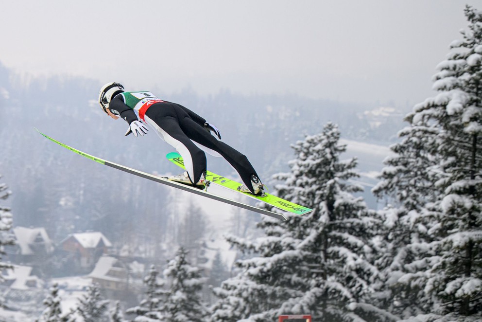 Hektor Kapustík skáče počas tréningu na Svetovom pohári v poľskom Zakopanom.