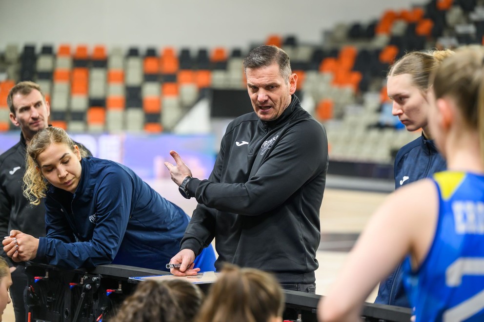 Uprostred tréner Piešťanských Čajok Peter Jankovič