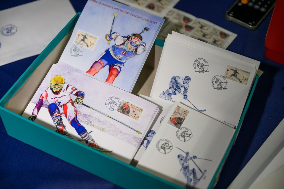 Na snímke poštové známky a korešpondencia „Zimné olympijské hry v Miláne a v Cortine d‘ Ampezzo“, „Zimné paralympijské hry v Miláne a Cortine d‘ Ampezzo“.