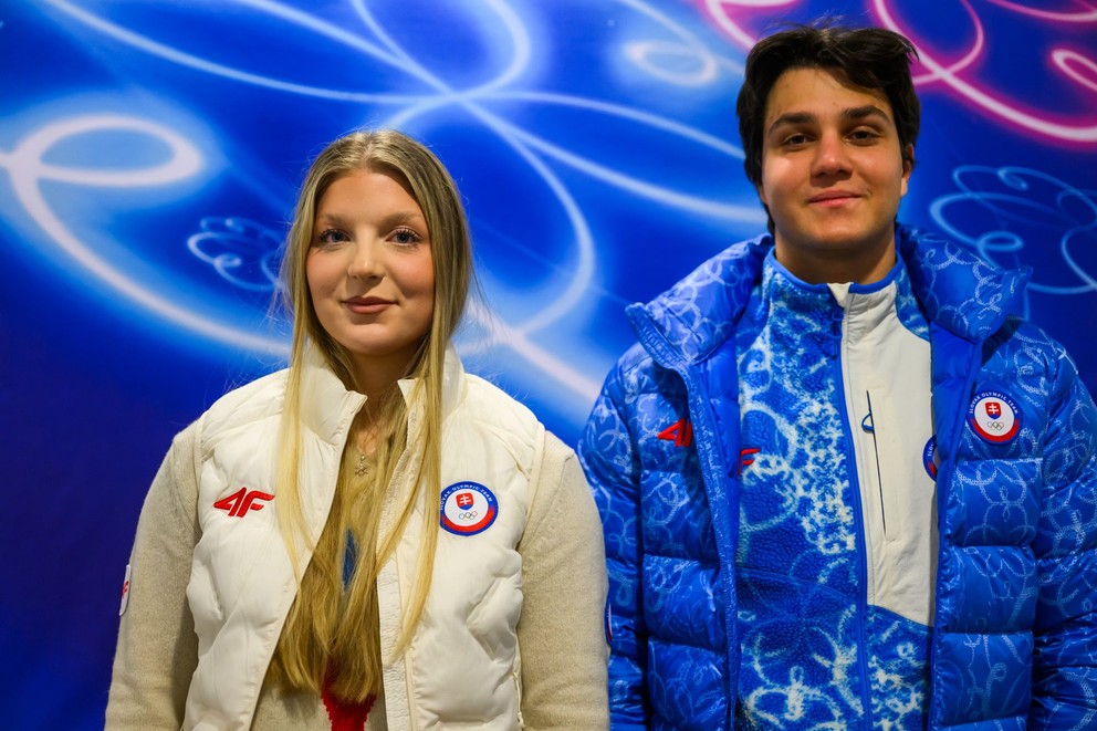 Na snímke slovenská lyžiarka Rebeka Jančová a jej tréner Filip Baláž počas jej odchodu do dejiska ZOH 2026 v Miláne a Cortine D´ Ampezzo.