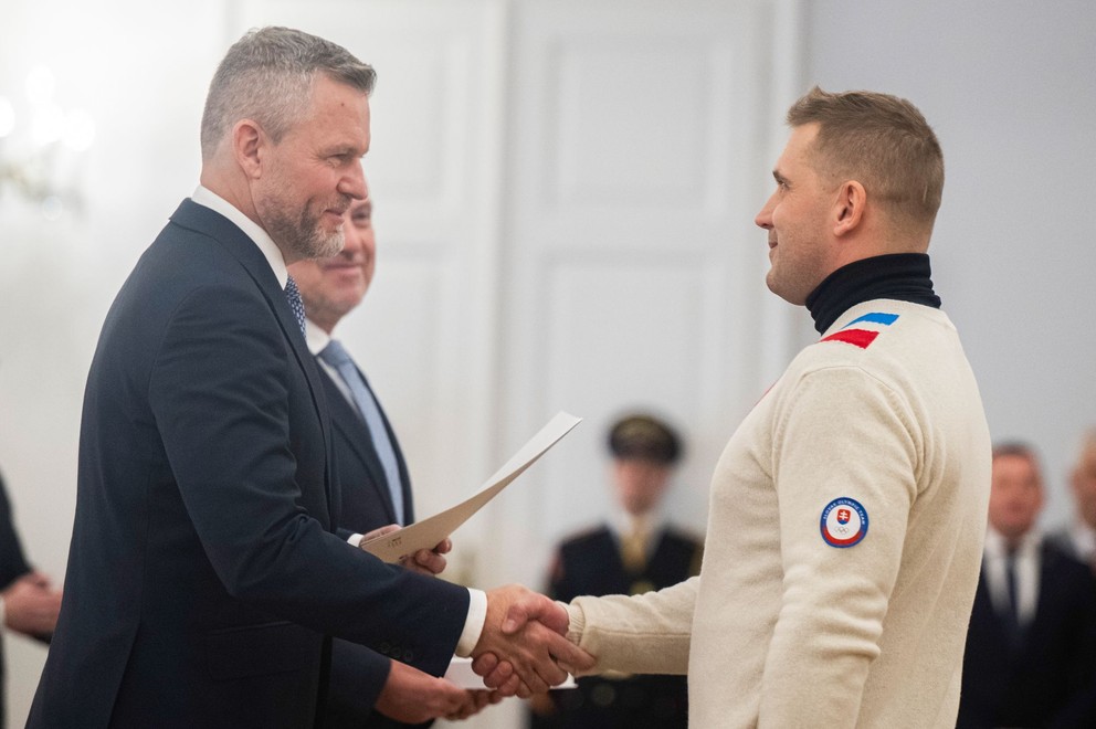 Prezident SR Peter Pellegrini a sánkar Jozef Ninis počas olympijských sľubov. 