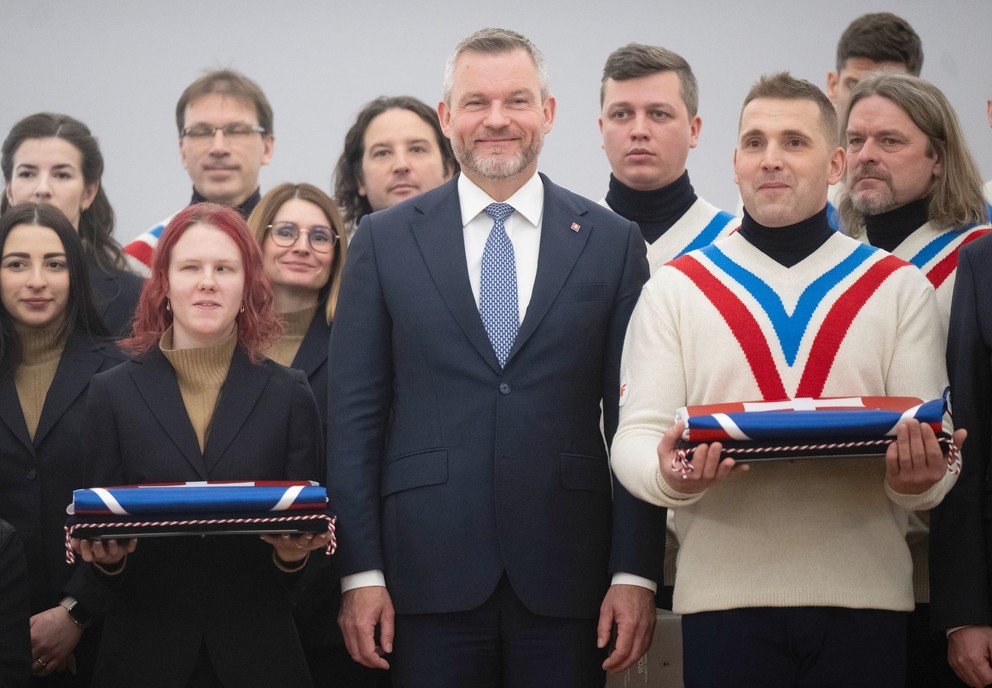 Na snímke v popredí zľava Viktória Balážová, prezident SR Peter Pellegrini a sánkar Jozef Ninis počas zloženia sľubu slovenských výprav na ZOH 2026.