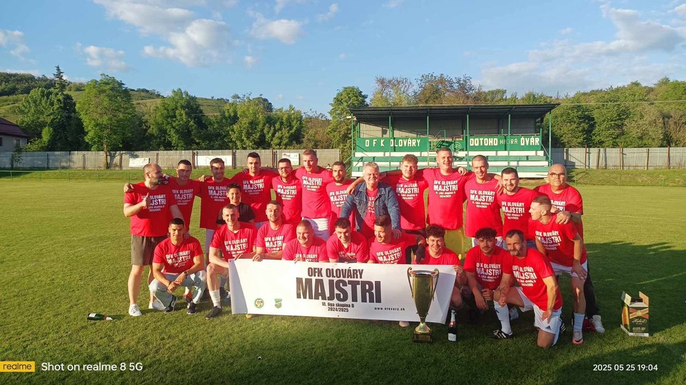 Dvaja odchovanci Nových Zámkov ako majstri stredoslovenskej 6. ligy D – Marcel Marík (dole druhý sprava) a vedľa vpravo Attila Domík.