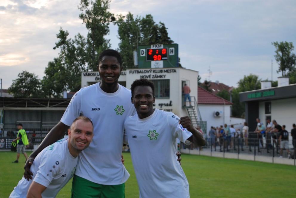 Tri vydarené letné posily Nových Zámkov Ádam Mészáros (zľava) a Nigérijčania Ezekiel s Ibrahimom.