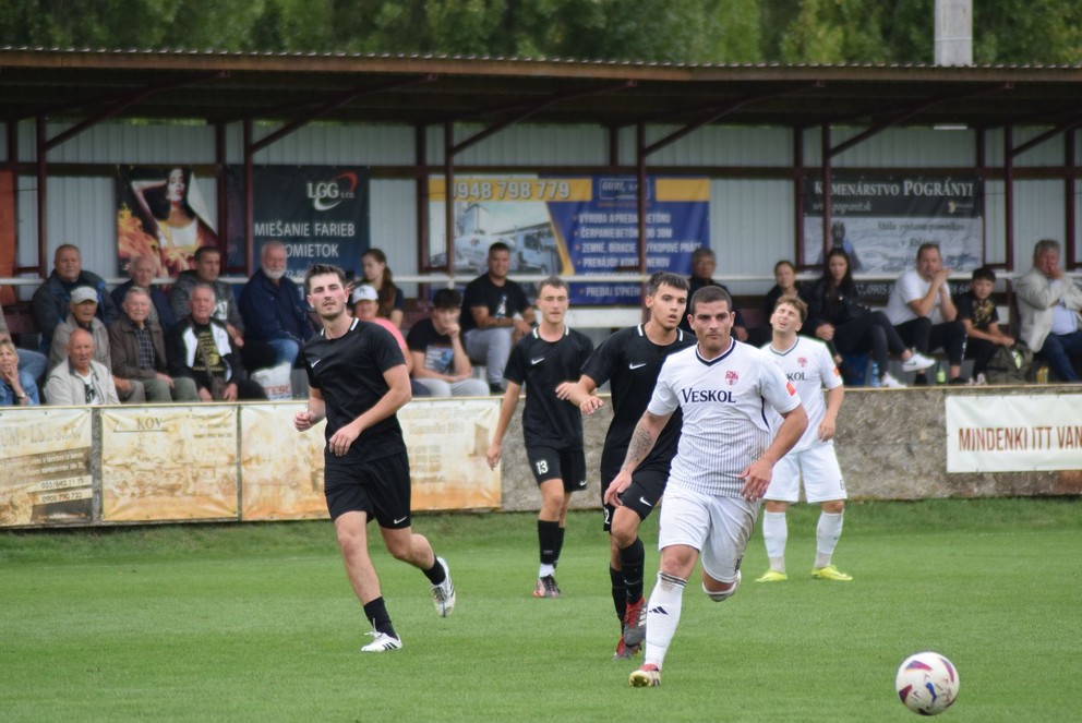 Z víťazného zápasu Komoče doma proti Komjaticiam zľava v bielom Mário Lakatoš a Viktor Nagy.