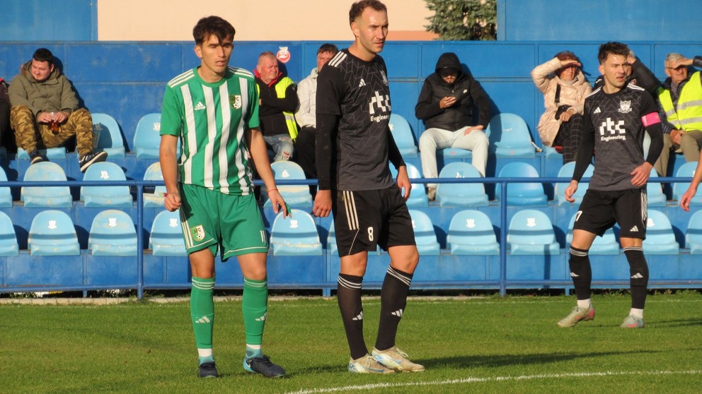 Zo zápasu Boleráz – Nové Mesto (2:2) útočník domácich Daniel Martinka (8) a kapitán Peter Líška.