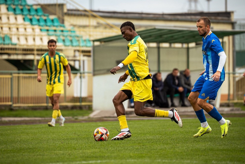 S loptou vyhlásený hlavičkár Igwe Ogudu z Nigérie.
