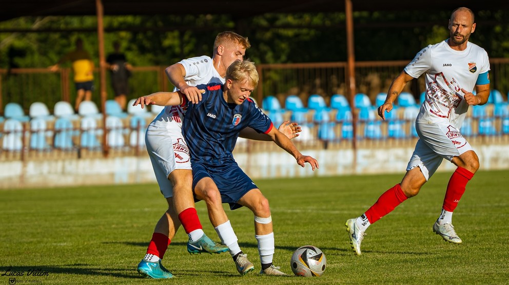 Kapitán Bánova Ľuboš Sádecký oblieka iba jeden dres, vľavo v bielom 17-ročný Lukáš Beták.