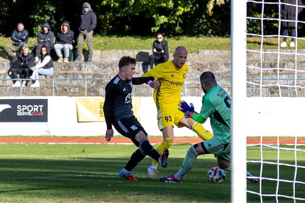 Skúsený brankár Slavoja Štefan Martinkovič čelí Piešťancovi Ľubošovi Miklovičovi, vľavo Jakub Krchnár.