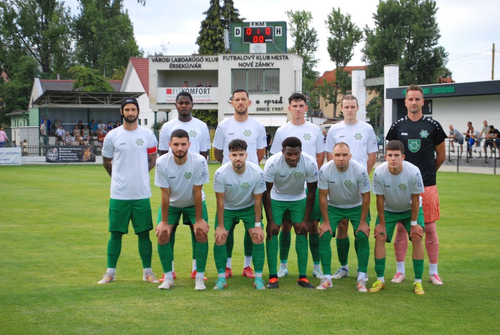 Po jeseni bronzové Nové Zámky, Ádam Mészáros dole druhý sprava, odchádzajúci Dominik Fótyik úplne vľavo.