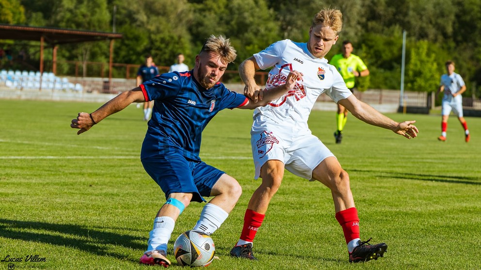 V bielom ofenzívny ťahúň Lokomotívy Denis Turan.
