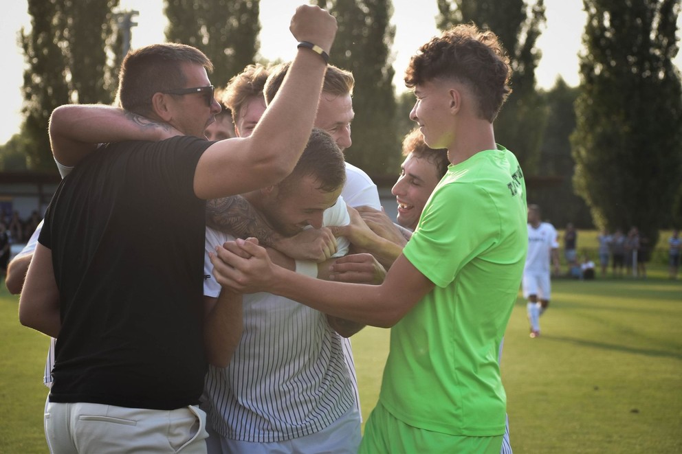 Vľavo tréner Komoče Szabolcs Vincze.