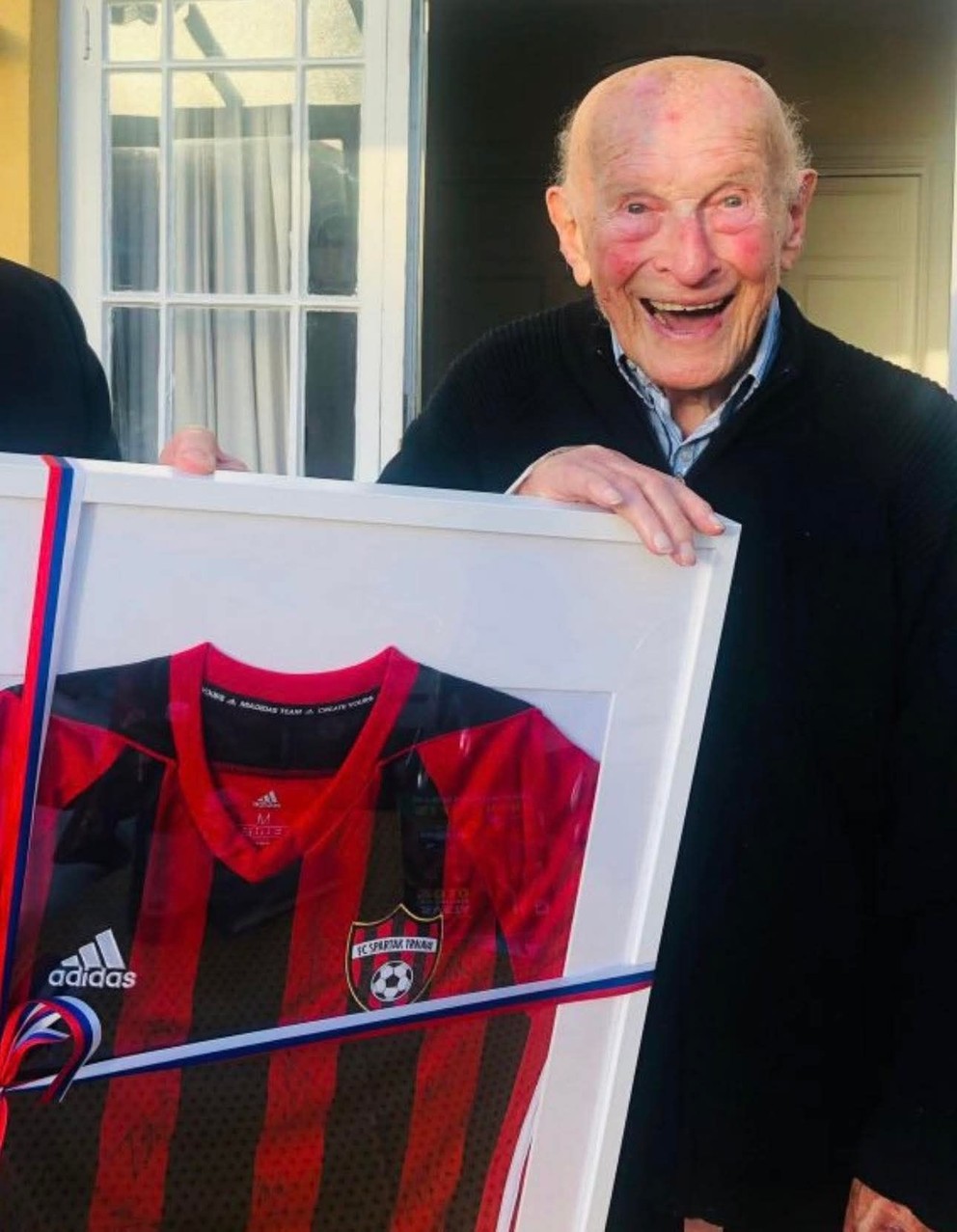 Jozef Veselský pózuje s dresom Spartaka Trnava.