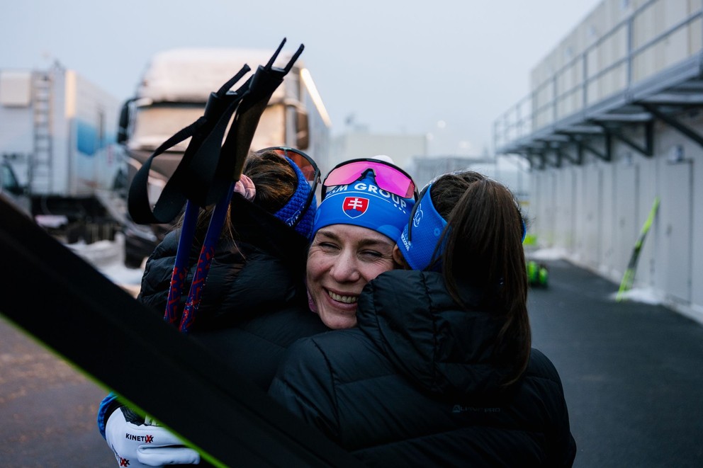 Anastasia Kuzminová v objatí so sestrami Remeňovými. 