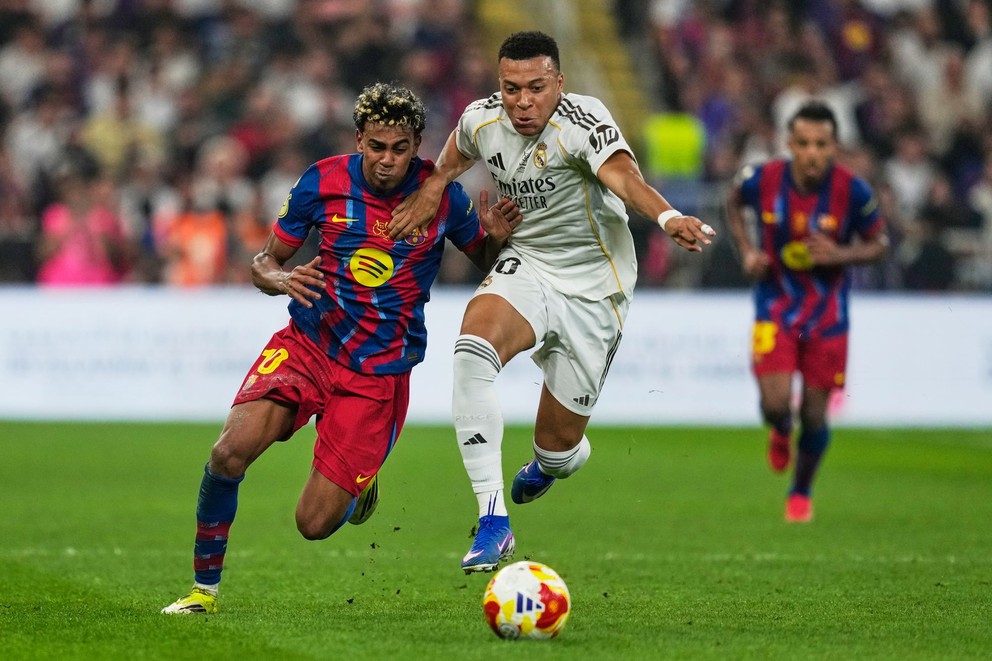 Barcelončan Lamine Yamal (vľavo) vs. Kylian Mbappe z Realu Madrid.