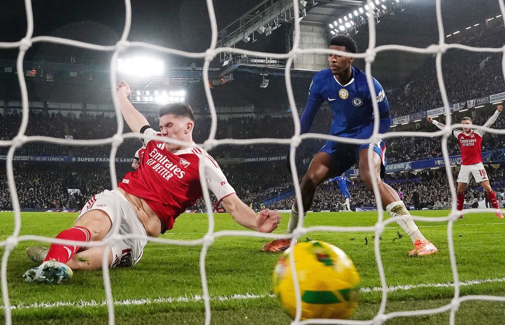 Hráč Arsenalu Viktor Gyokeres(vľavo) strieľa druhý gól vo futbalovom zápase anglickej ligy Premier League FC Chelsea - FC Arsenal v Londýne 14. januára 2026.