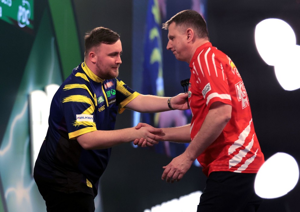 Luke Littler (vľavo) a Krzysztof Ratajski po zápase vo štvrťfinále MS v šípkach 2026.