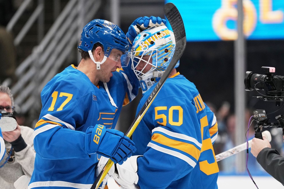 Brankár St. Louis Blues Jordan Binnington (50) oslabuje víťazstvo a čistú nulu s Camom Fowlerom (17).