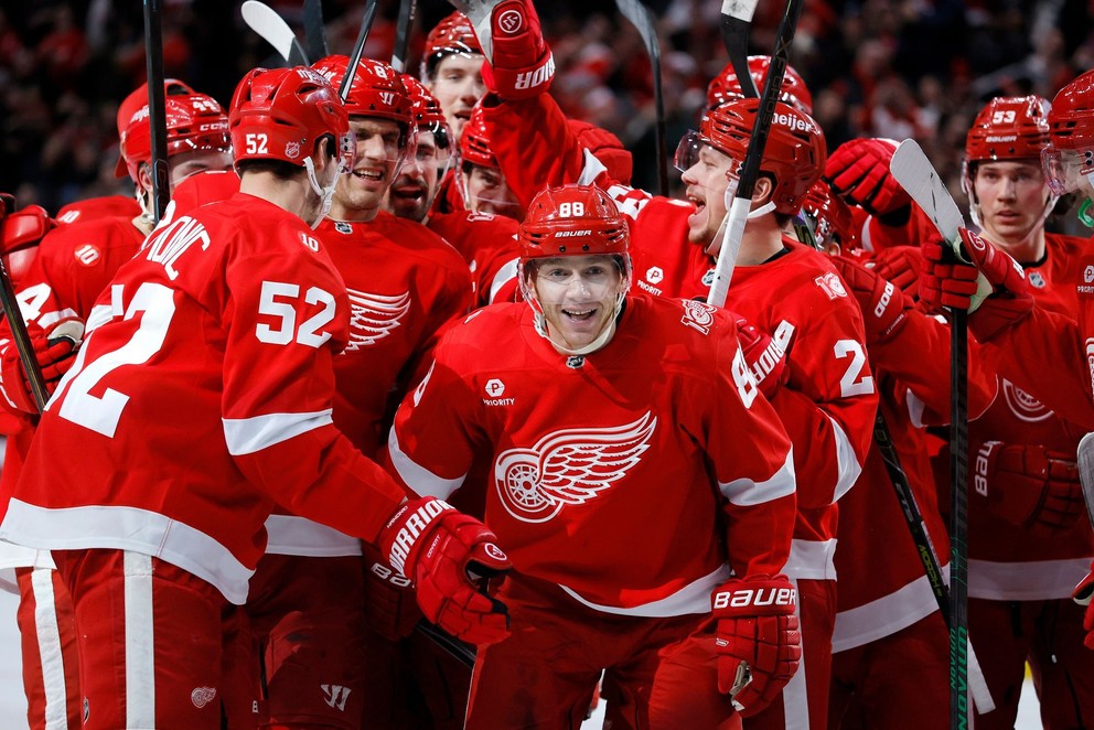 Patrick Kane oslavuje rekordný bod. 