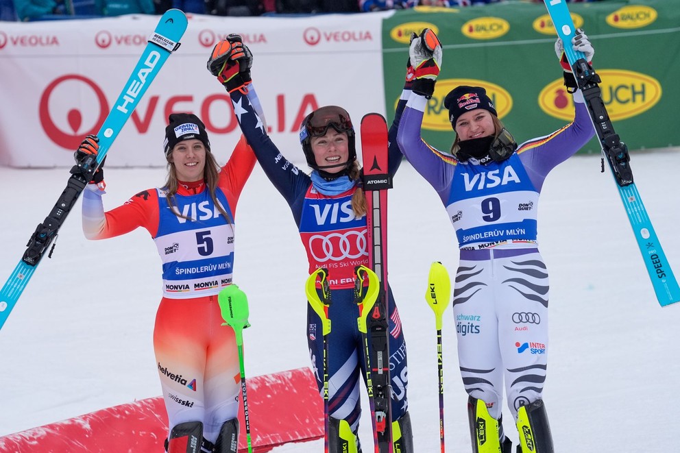 Mikaela Shiffrinová vyhrala slalom v Špindlerovom Mlyne 2026 pred Camille Rastovou (vľavo) a Emmou Aicherovou. 