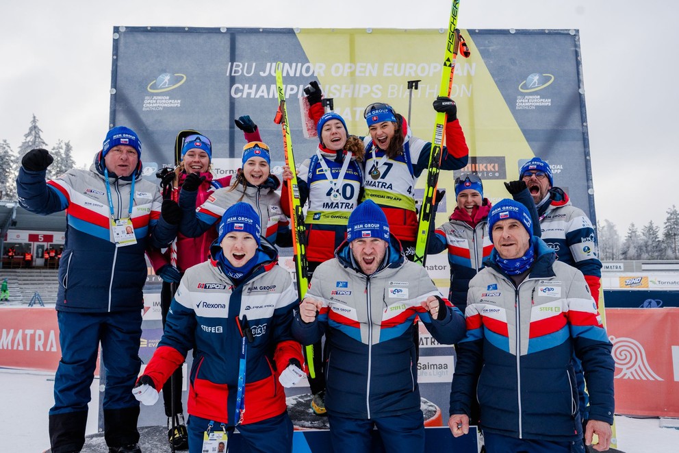 Radosť slovenského tímu po pretekoch.