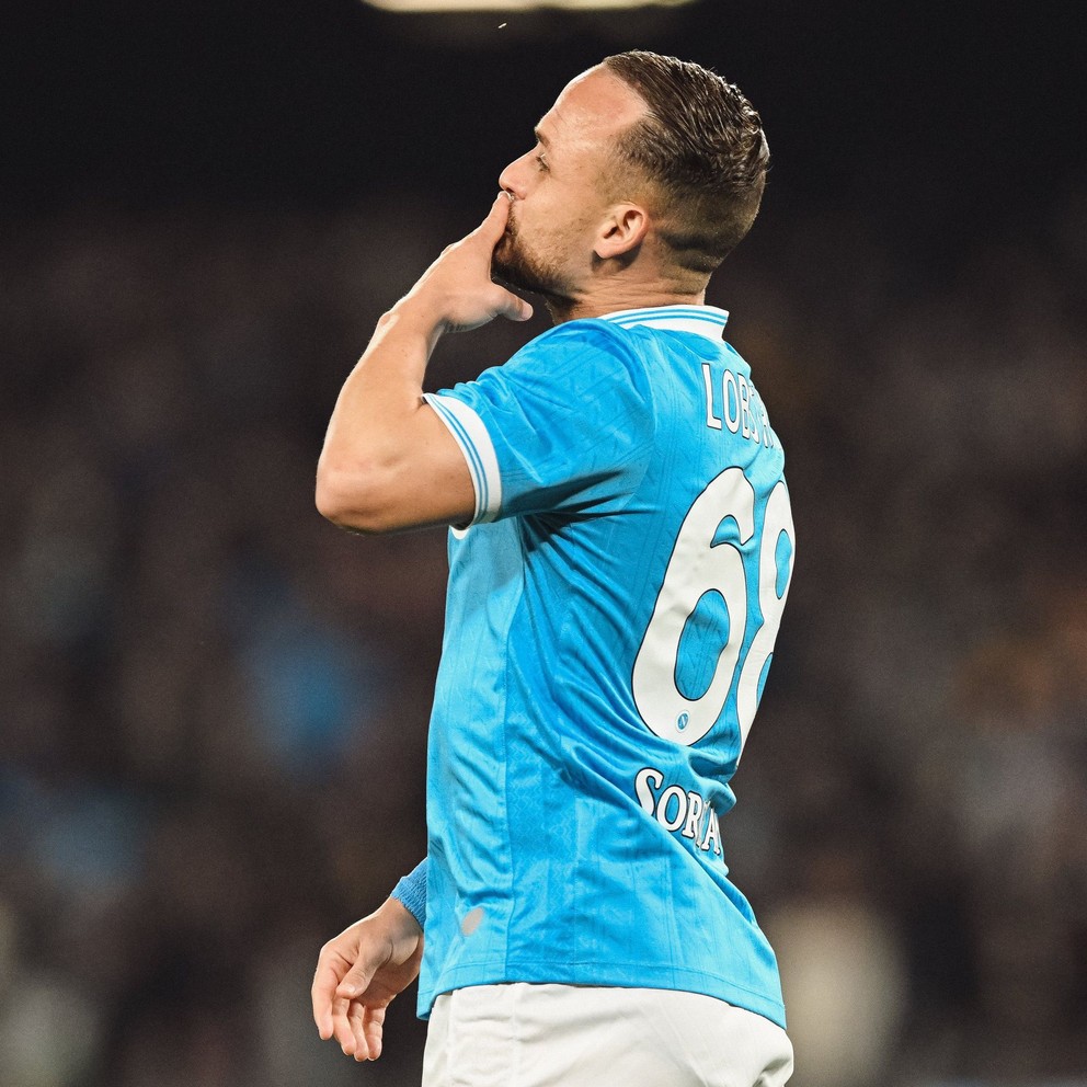 Stanislav Lobotka oslavuje gól.