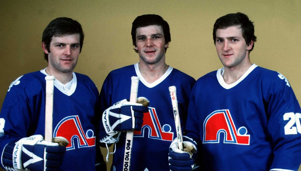 Bratia Šťastní - Marián, Peter a Anton v dresoch Quebec Nordiques.