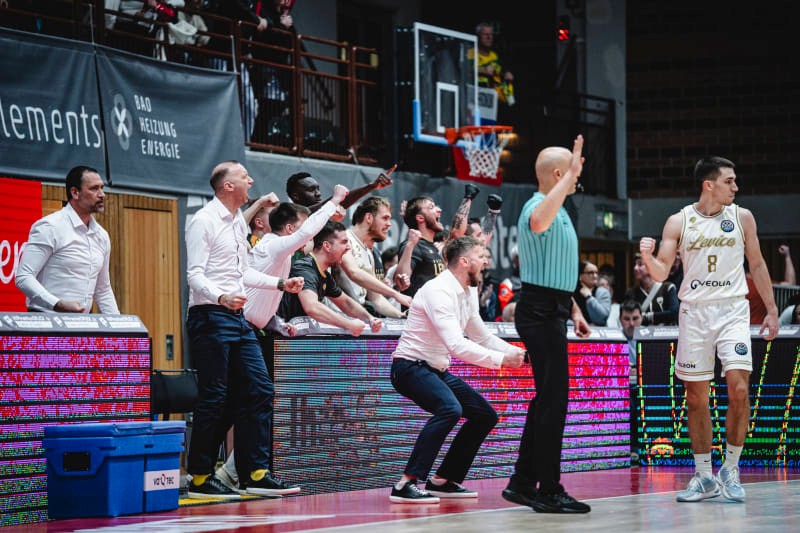 Lavička Levíc v zápase s Würzburgom na čele s Michalom Madzinom.