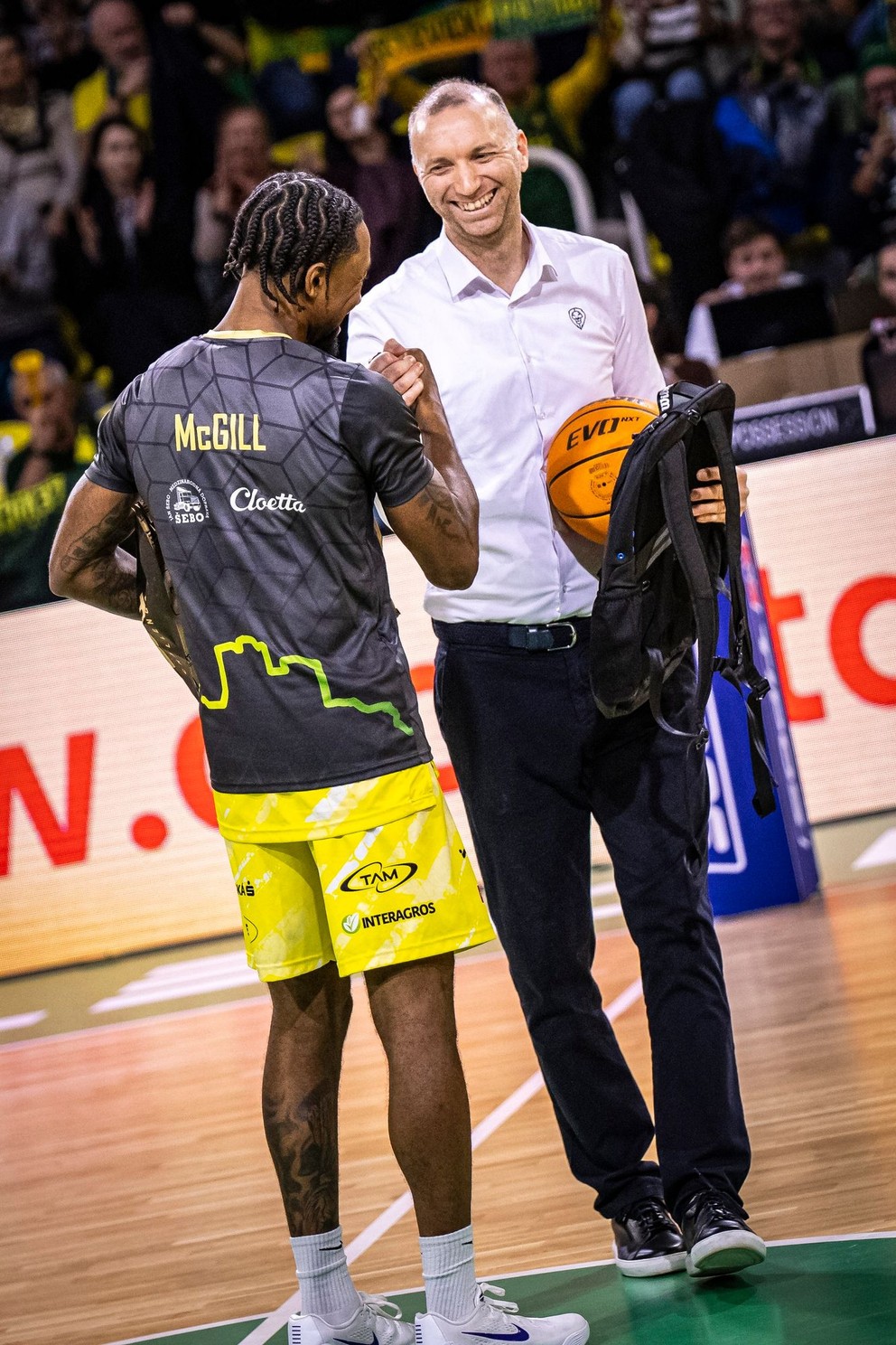 Generálny manažér klubu Patrioti Levice Ladislav Garaj gratuluje Rickeymu McGillovi k oceneniu pre najlepšieho hráča mesiaca december v Tipos SBL.