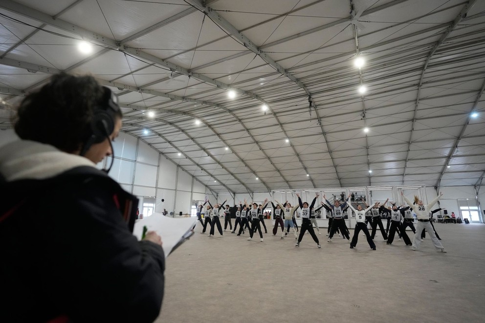 Dobrovoľní tanečníci sa pripravujú na slávnostné otvorenie Zimných olympijských hier Miláno–Cortina 2026.