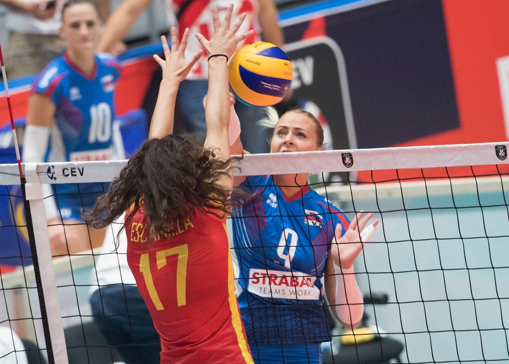 Jaroslava Pencová (vpravo) v zápase D-skupiny ME volejbalistiek Slovensko - Španielsko v Bratislave 23. augusta 2019. 