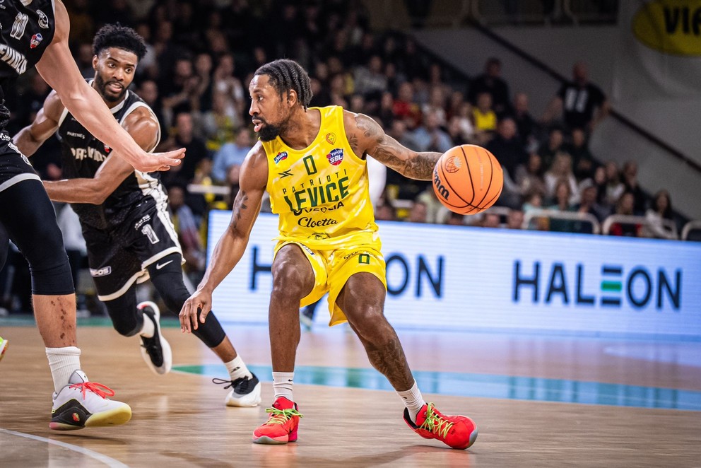 Rickey McGill bol v tejto sezóne vyhlásený za najužitočnejšieho hráča základnej časti, ale aj finálovej série v Tipos SBL.
