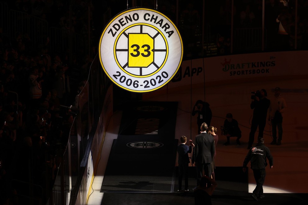Číslo 33, ktoré nosil Zdeno Chára, putuje pod strop TD Garden v Bostone.