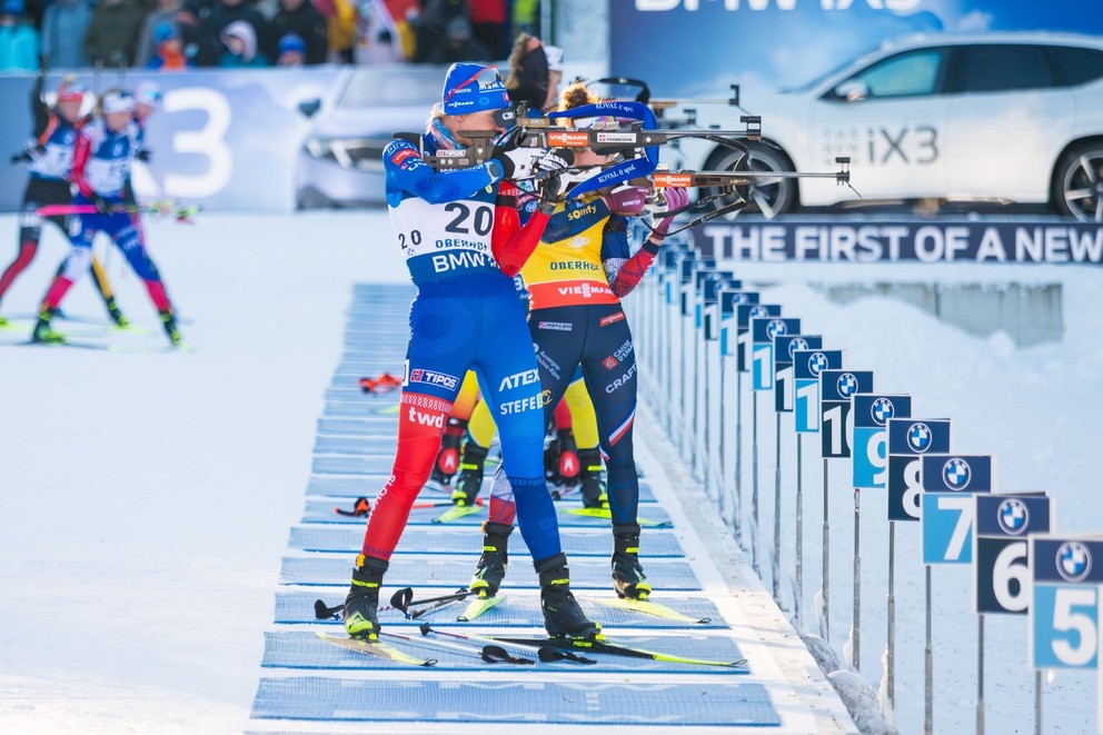 Anastasia Kuzminová počas streľby v stoji v stíhacích pretekoch v Oberhofe 2026.