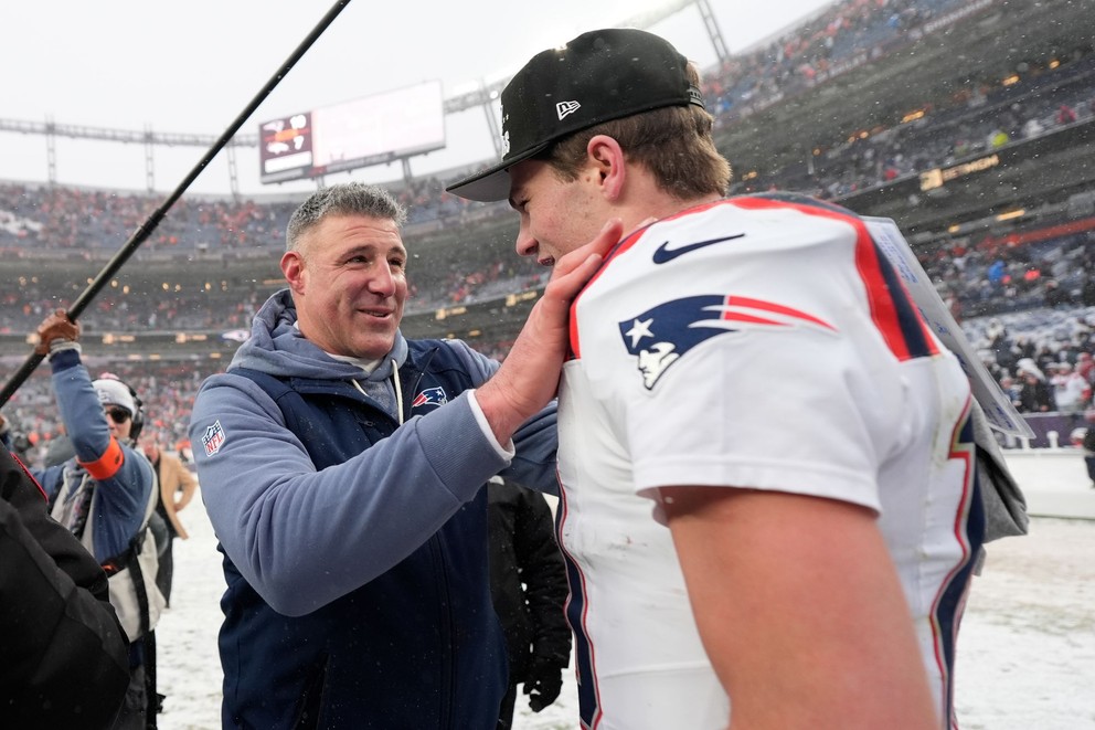Tréner tímu NFL New England Patriots Mike Vrabel a quarterback Drake Maye.
