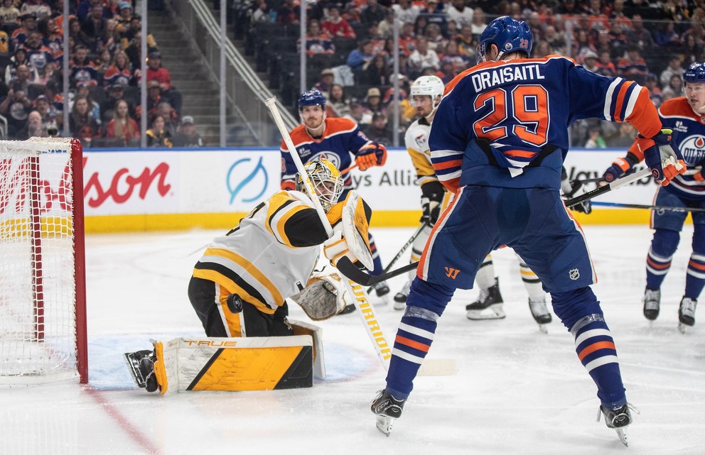 Leon Draisaitl v zápase proti Pittsburghu.
