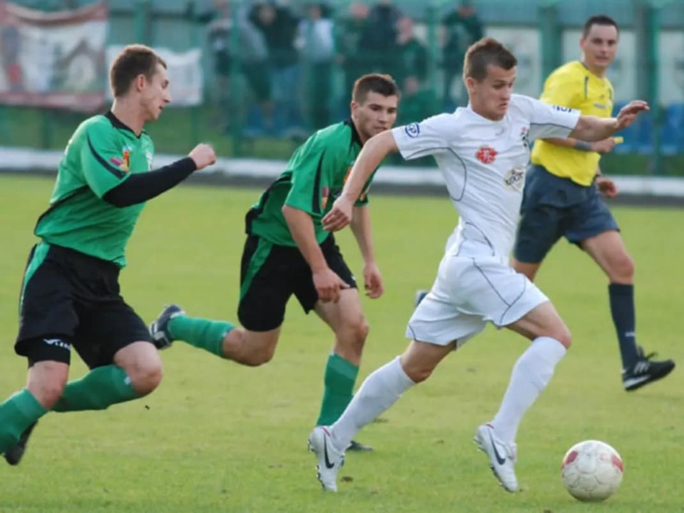 S loptou futbalista Gabriel Pisárik.
