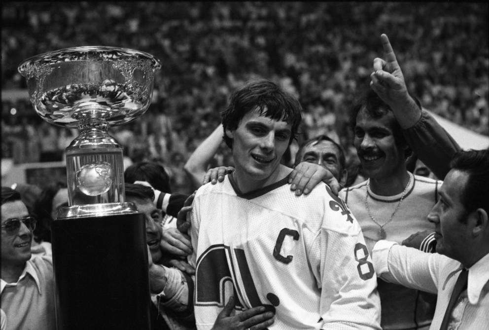 Kapitán Quebec Nordiques Marc Tardif s trofejou za víťazstvo v Avco Cupe (play off WHA) v roku 1977.