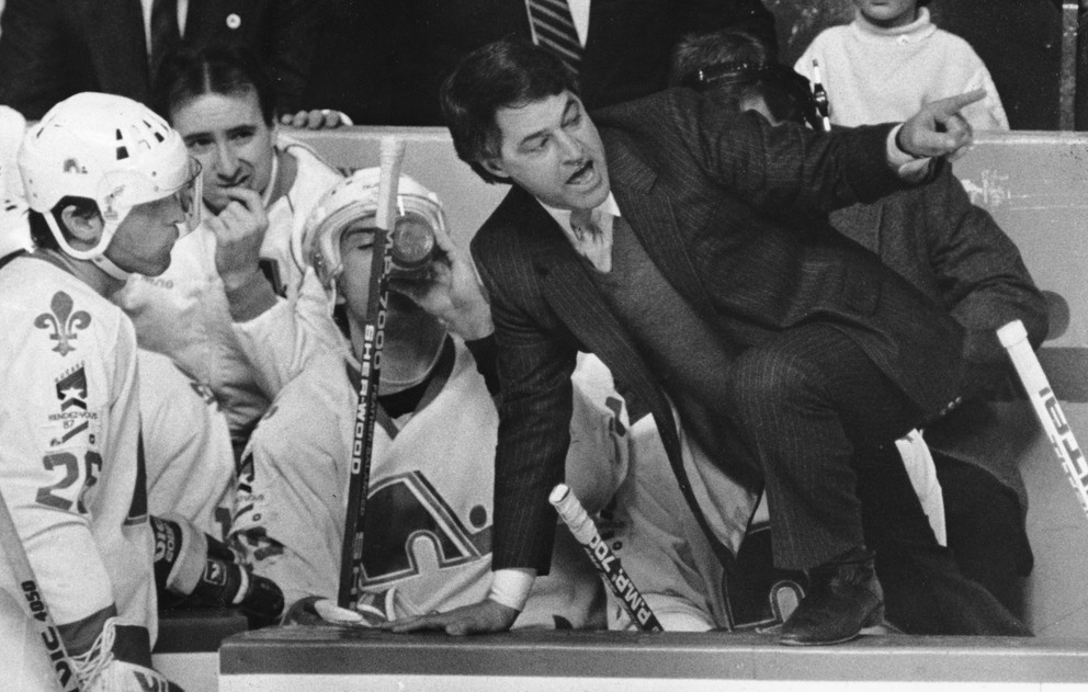 Tréner Michel Bergeron na striedačke Quebec Nordiques, vľavo Peter Šťastný.