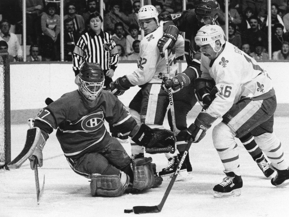 Útočník Michel Goulet pred bránkou Canadiens v zápase NHL Quebec Nordiques - Montreal Canadiens.
