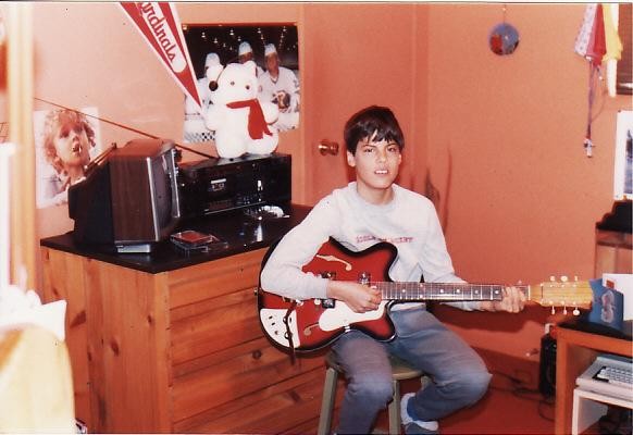 Budúci fotograf Sebastien Gervais v detskej izbe s plagátom svojich hokejových idolov.