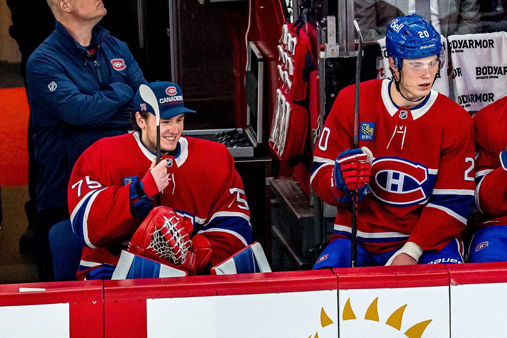 Brankár Jakub Dobeš a Juraj Slafkovský v zápase NHL.