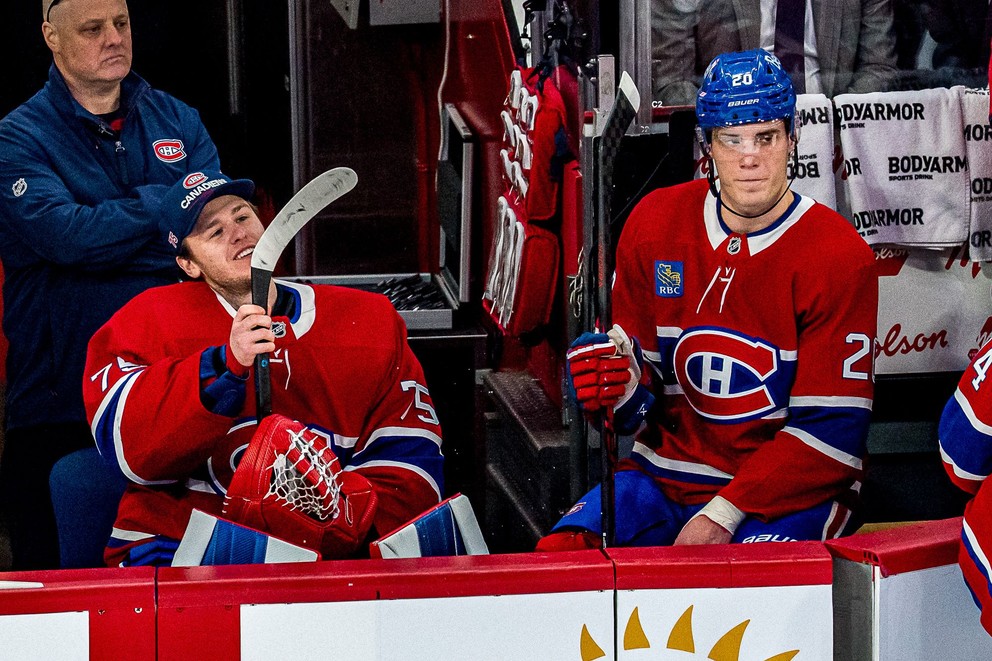 Brankár Jakub Dobeš a Juraj Slafkovský v zápase NHL.