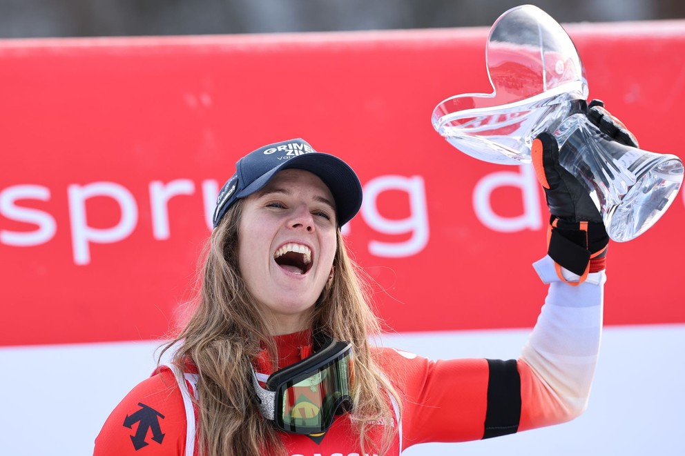 Švajčiarska lyžiarka Camille Rastová s trofejou pre víťazku slalomu v Kranjskej Gore 2026.