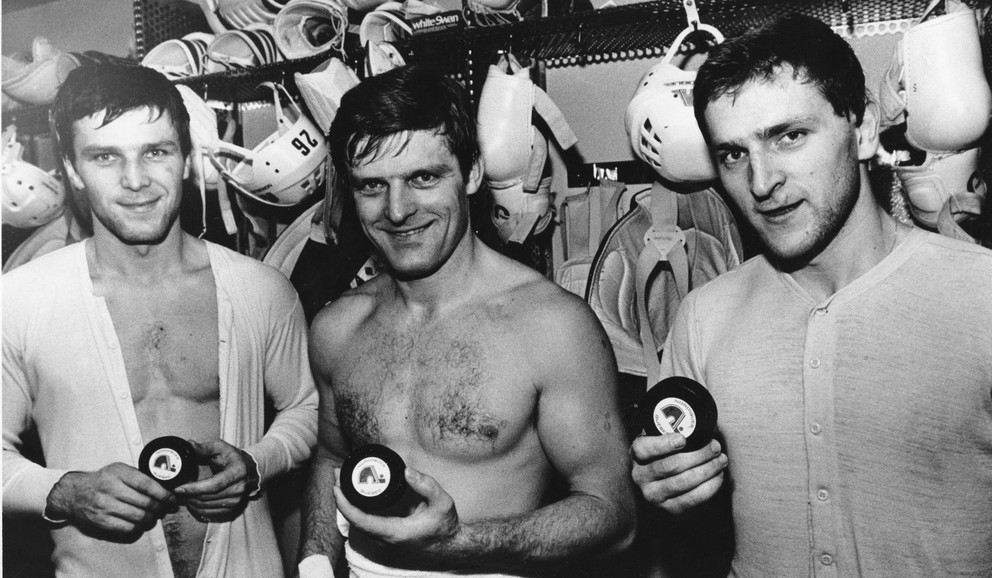 Peter, Marián a Anton Šťastní v šatni Quebec Nordiques.